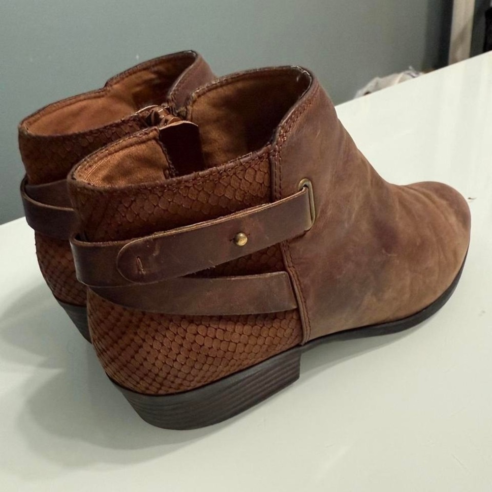 Clark's Brown Leather Ankle Boots Buckle Strap Low‎ Heel Fall Boho 8